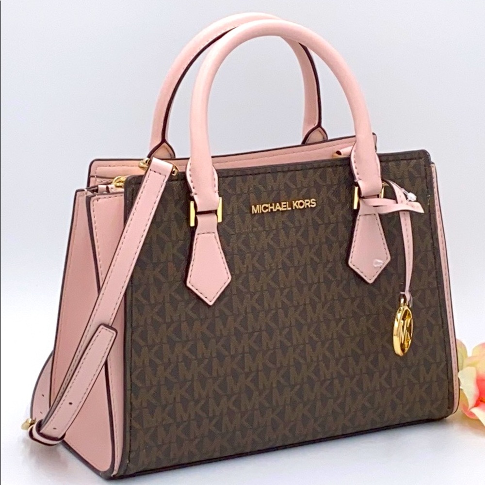 MICHAEL KORS HOPE MEDIUM MESSENGER POWDER BLUSH